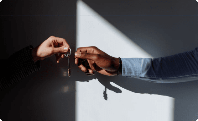 لقطة تعبيرية عن تسليم مفتاح العقار بين طرفين